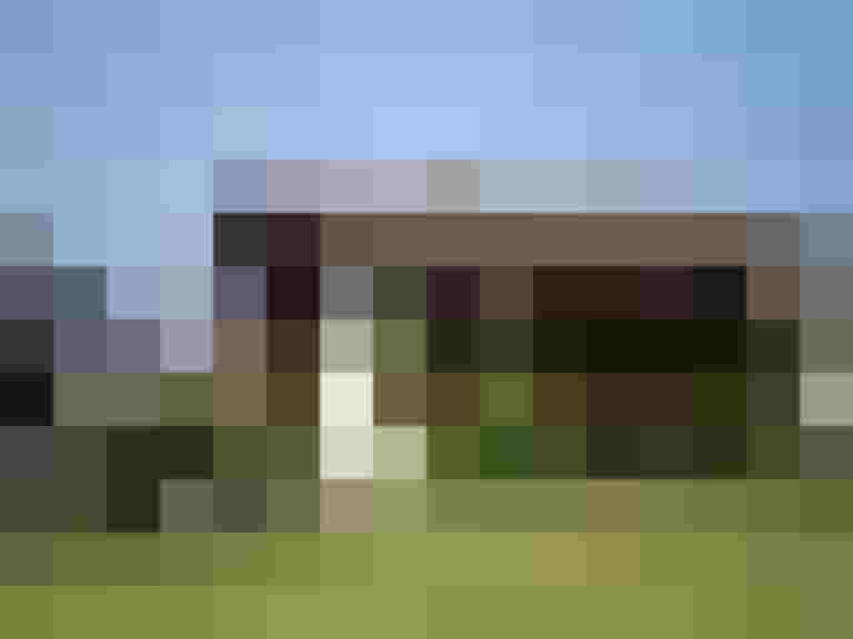 Pension Lindenhof in Rauris mit blühenden Balkonen und Bergblick, umgeben von Grünflächen.