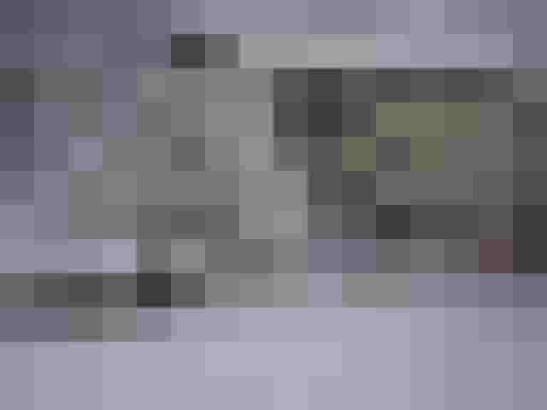 Pension Lindenhof im Schnee mit umliegendem Garten und Parkplätzen, ideal für Skiurlaub.